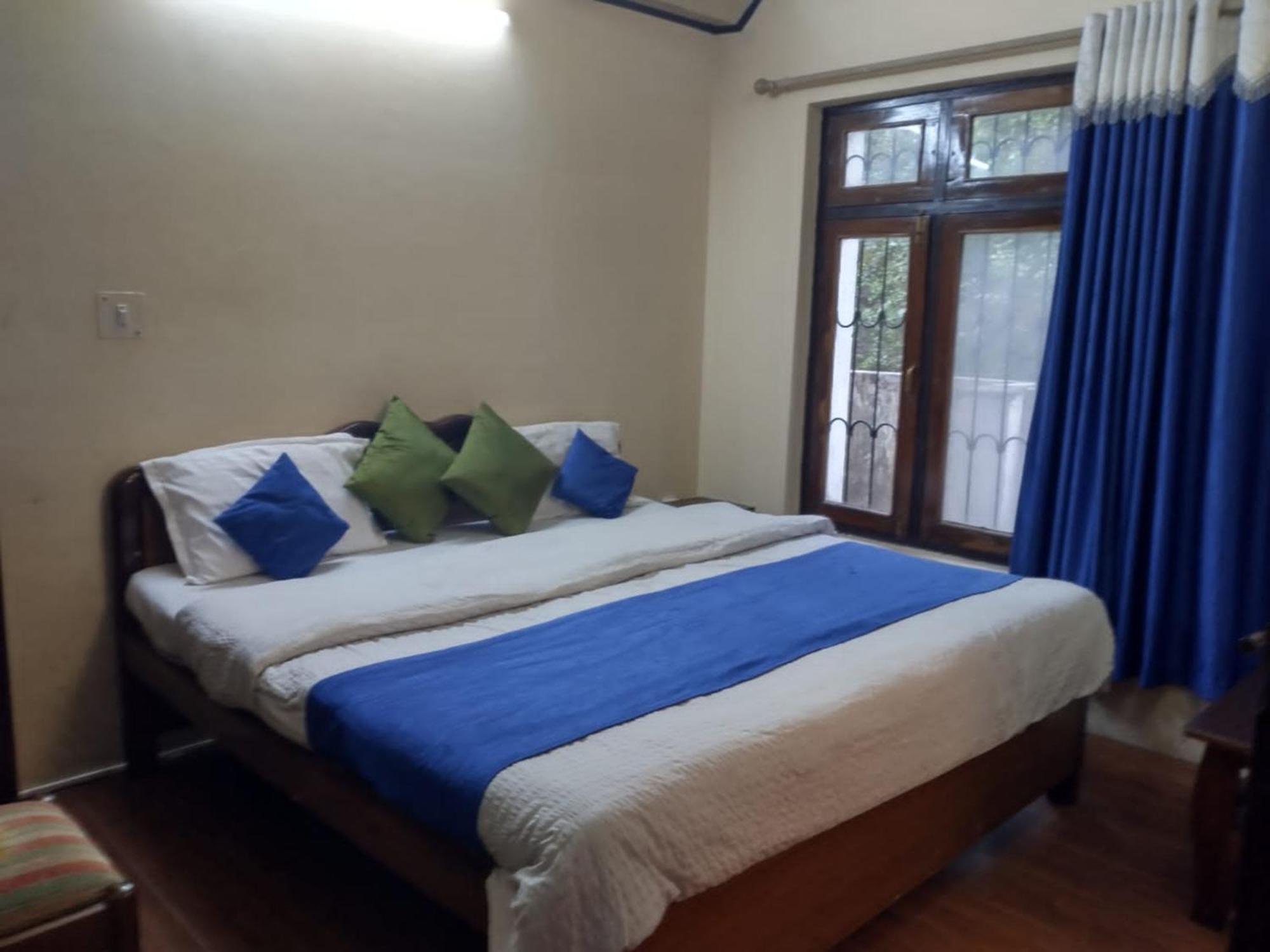 Goroomgo Chinar: Lakeside Retreat On Nainital's Mall Road 3*