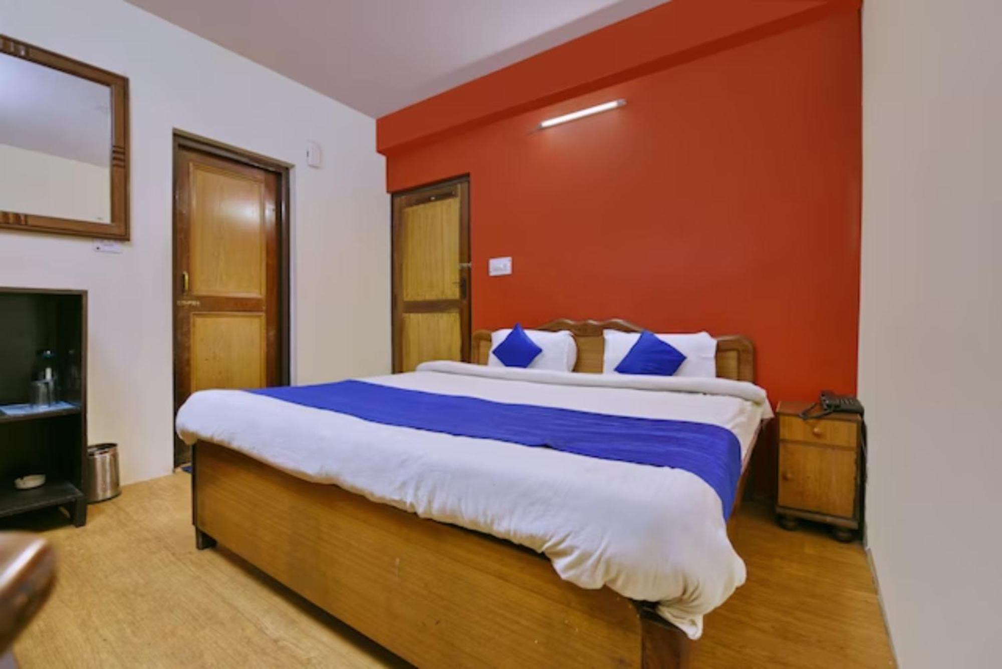 Goroomgo Chinar: Lakeside Retreat On Nainital's Mall Road 3*